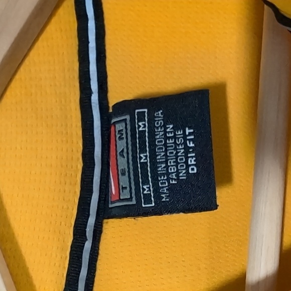 Iowa Hawkeye Men's Medium Dri- Fit Nike Team Yellow and Black‎ - Picture 3 of 4